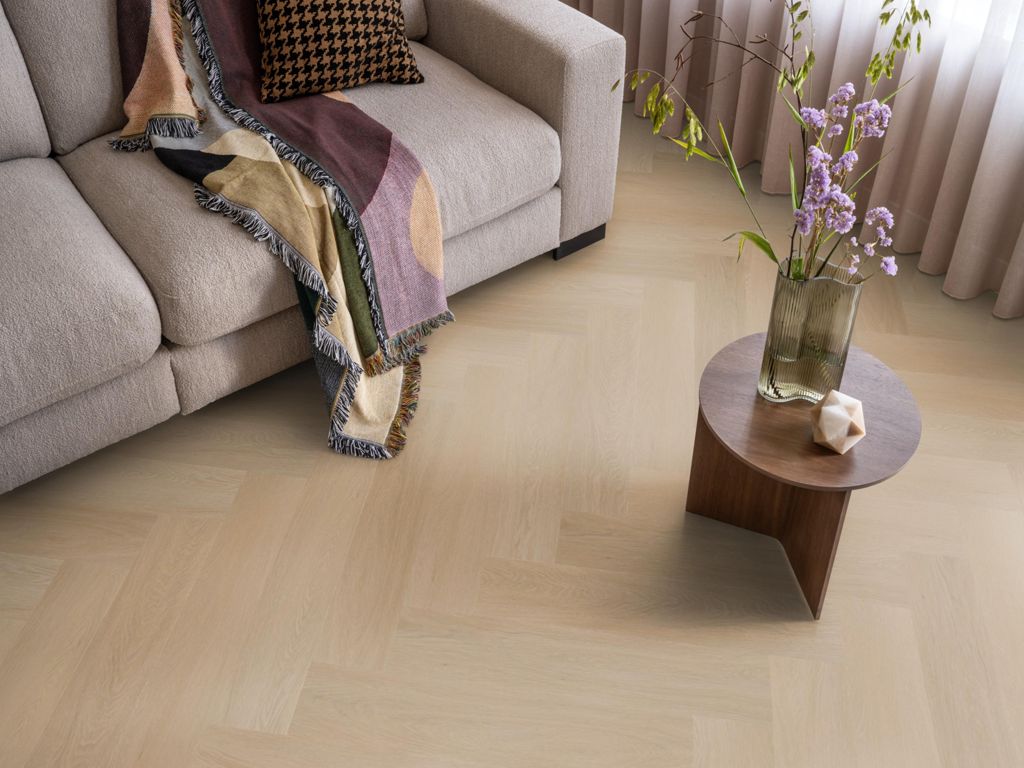 PVC - Ambiant Spigato Estino Visgraat Natural Oak 77x15,4 in een interieur, sfeerfoto 4