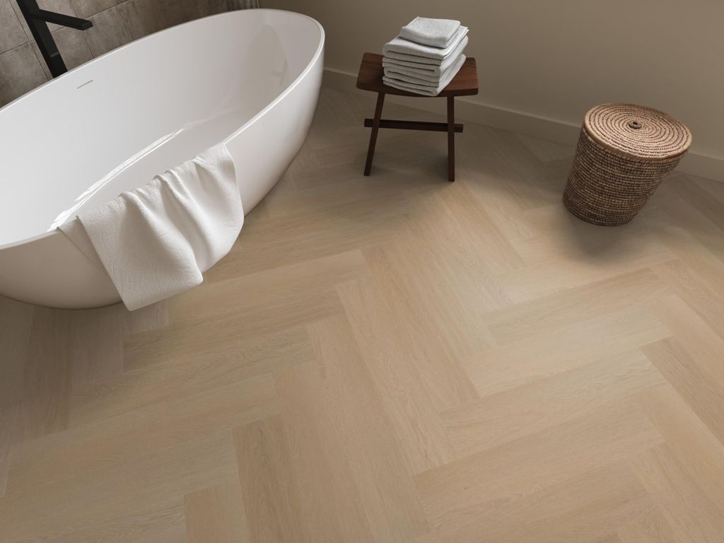 PVC - Ambiant Spigato Estino Visgraat Natural Oak 77x15,4 in een interieur, sfeerfoto 5