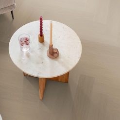 PVC - Ambiant Spigato Estino Visgraat Smoky Beige 77x15,4 in een interieur, sfeerfoto 1