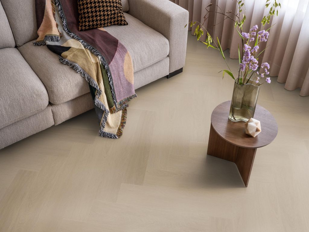 PVC - Ambiant Spigato Estino Visgraat Smoky Beige 77x15,4 in een interieur, sfeerfoto 4