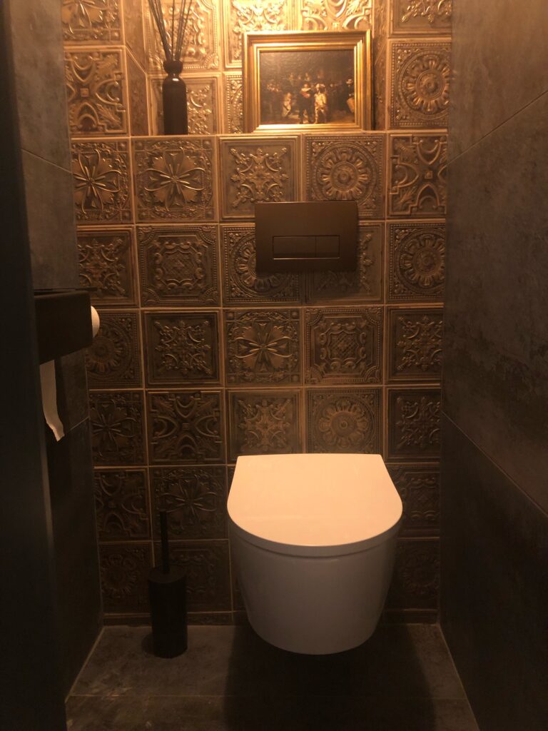 Toilet met metallook en gouden Portugese tegels