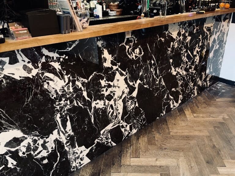 Bar met marmerlook tegelslabs