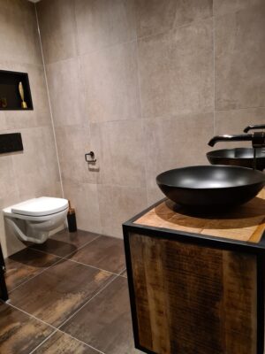 Badkamer metallook tegels