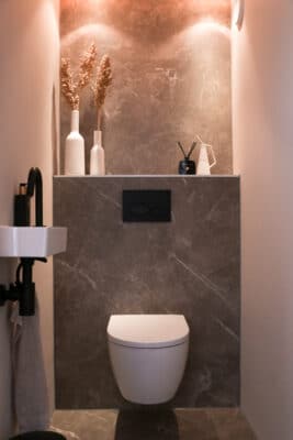 Bruin marmerlook tegels toilet