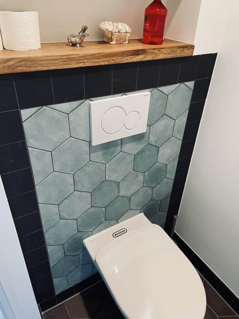 Mintgroene hexagon tegels in de wc