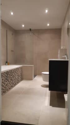 Creme tegels badkamer