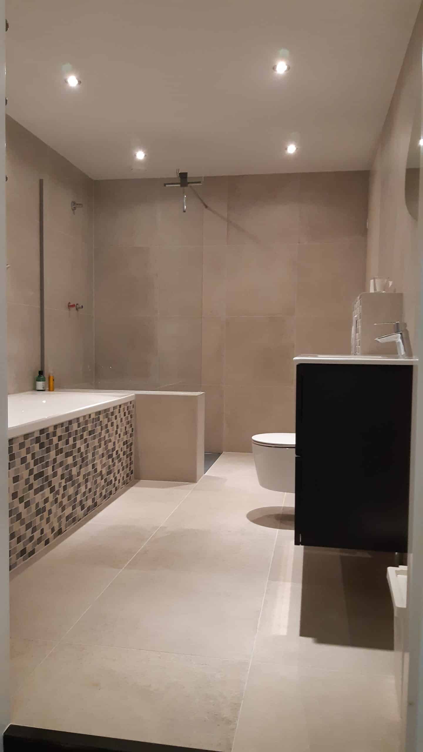Creme tegels badkamer