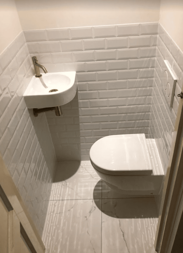 Marmerlook en metro tegels in het toilet