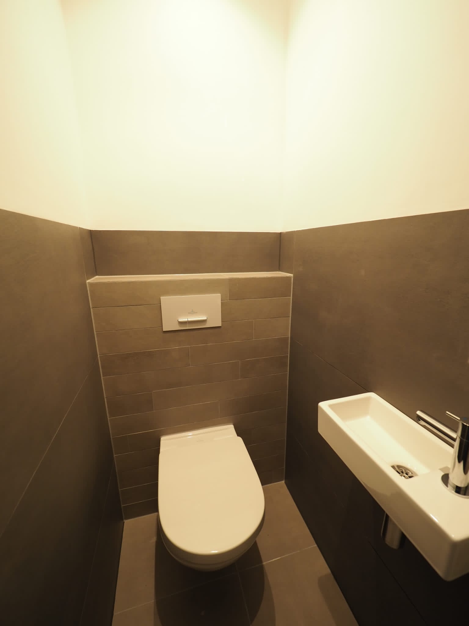 Betonlook tegels tegelstroken houtlook keramisch parket tegels toilet