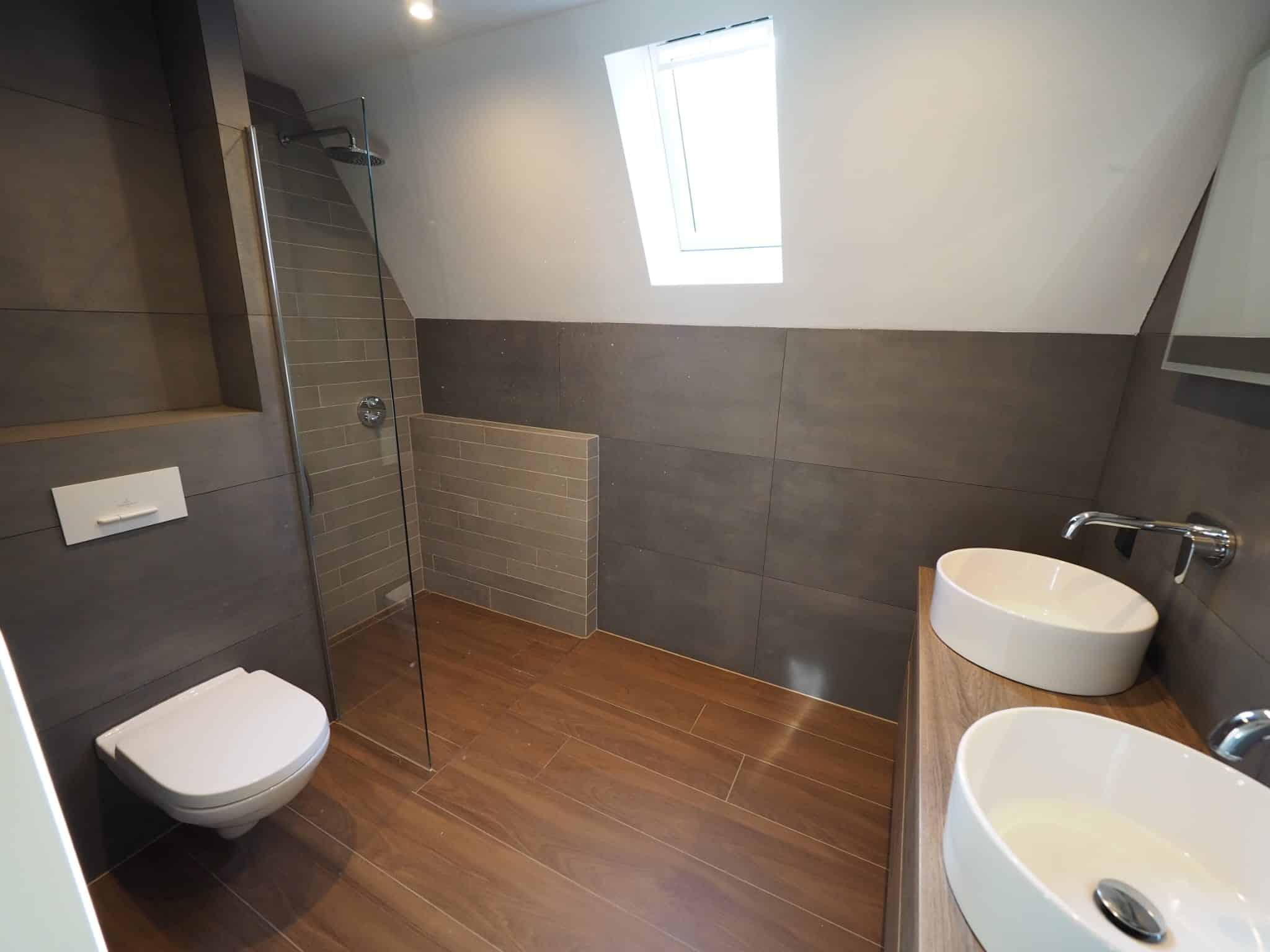 Betonlook tegels tegelstroken houtlook tegels keramisch parket badkamer