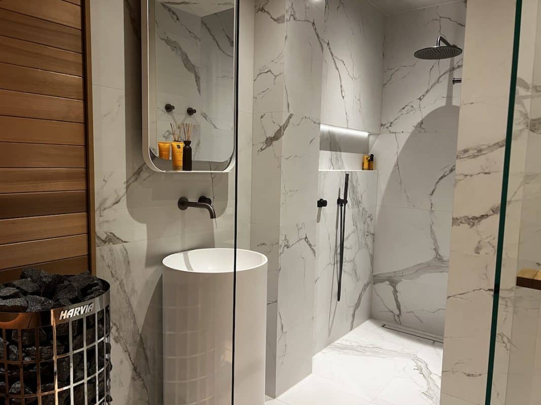 Marmerlook badkamer tegels