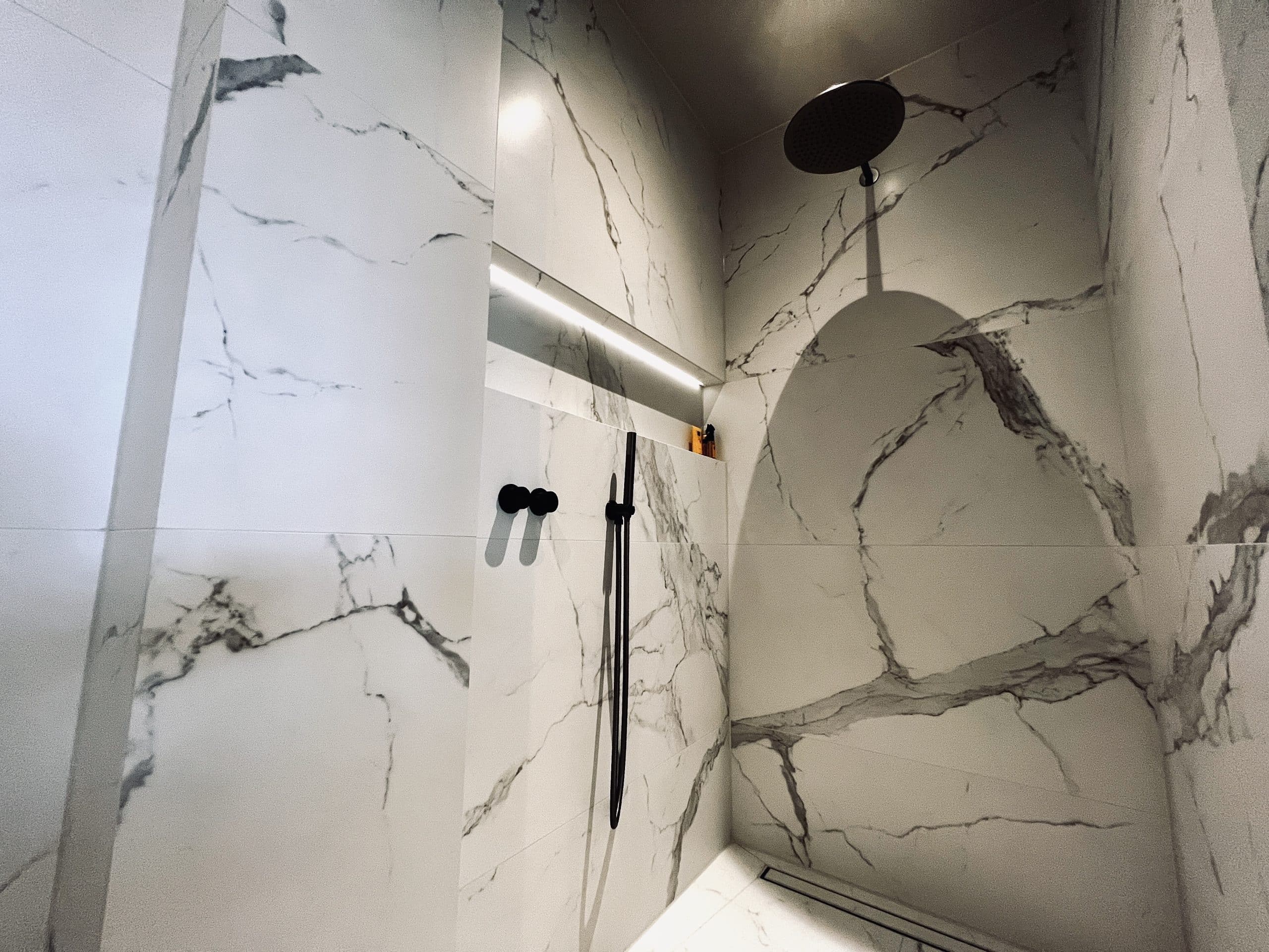 Calacatta marmerlook tegels badkamer