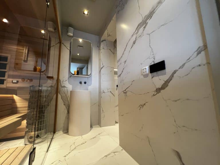 Marmerlook tegels badkamer