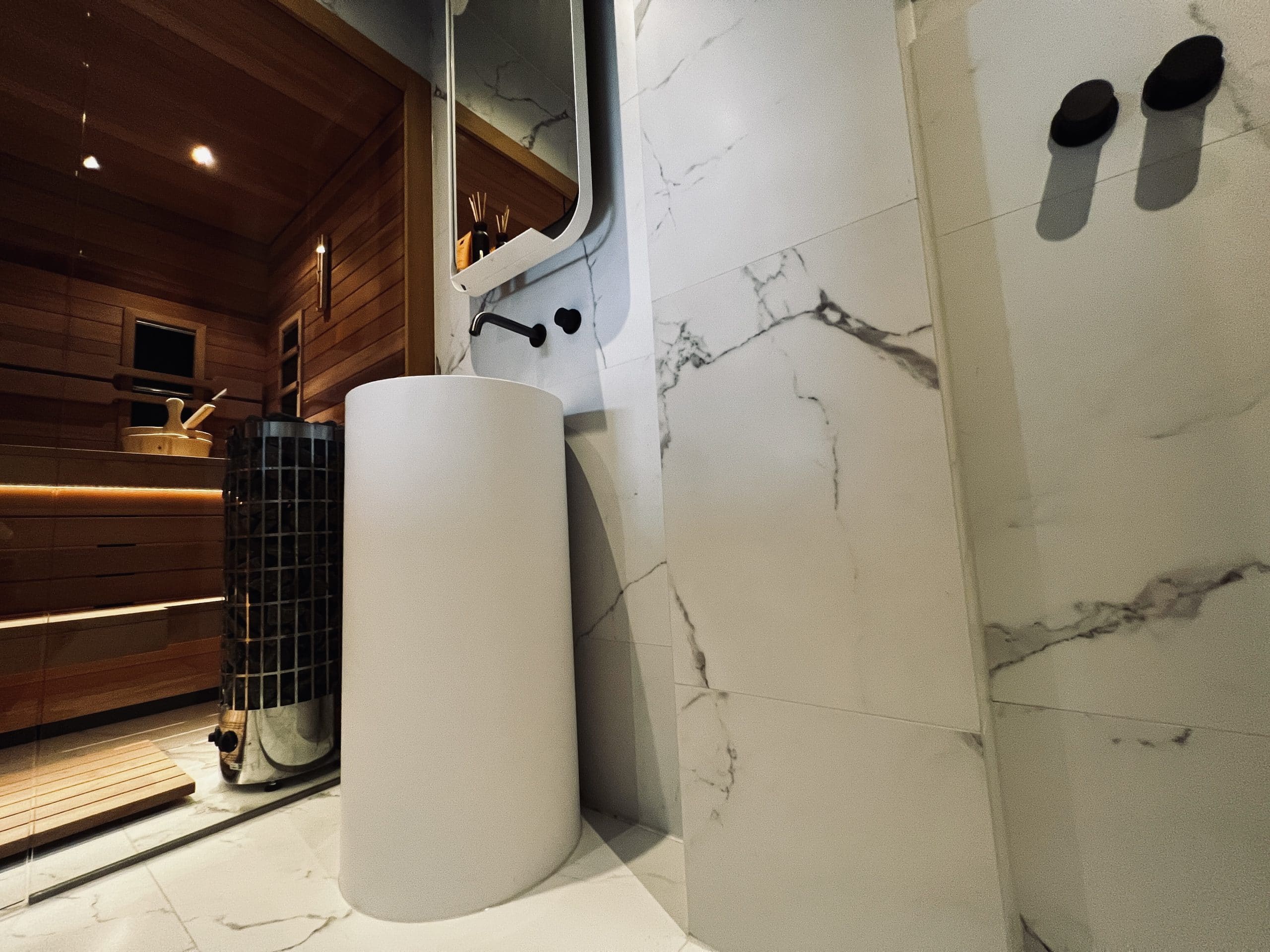 Marmerlook tegels wit badkamer