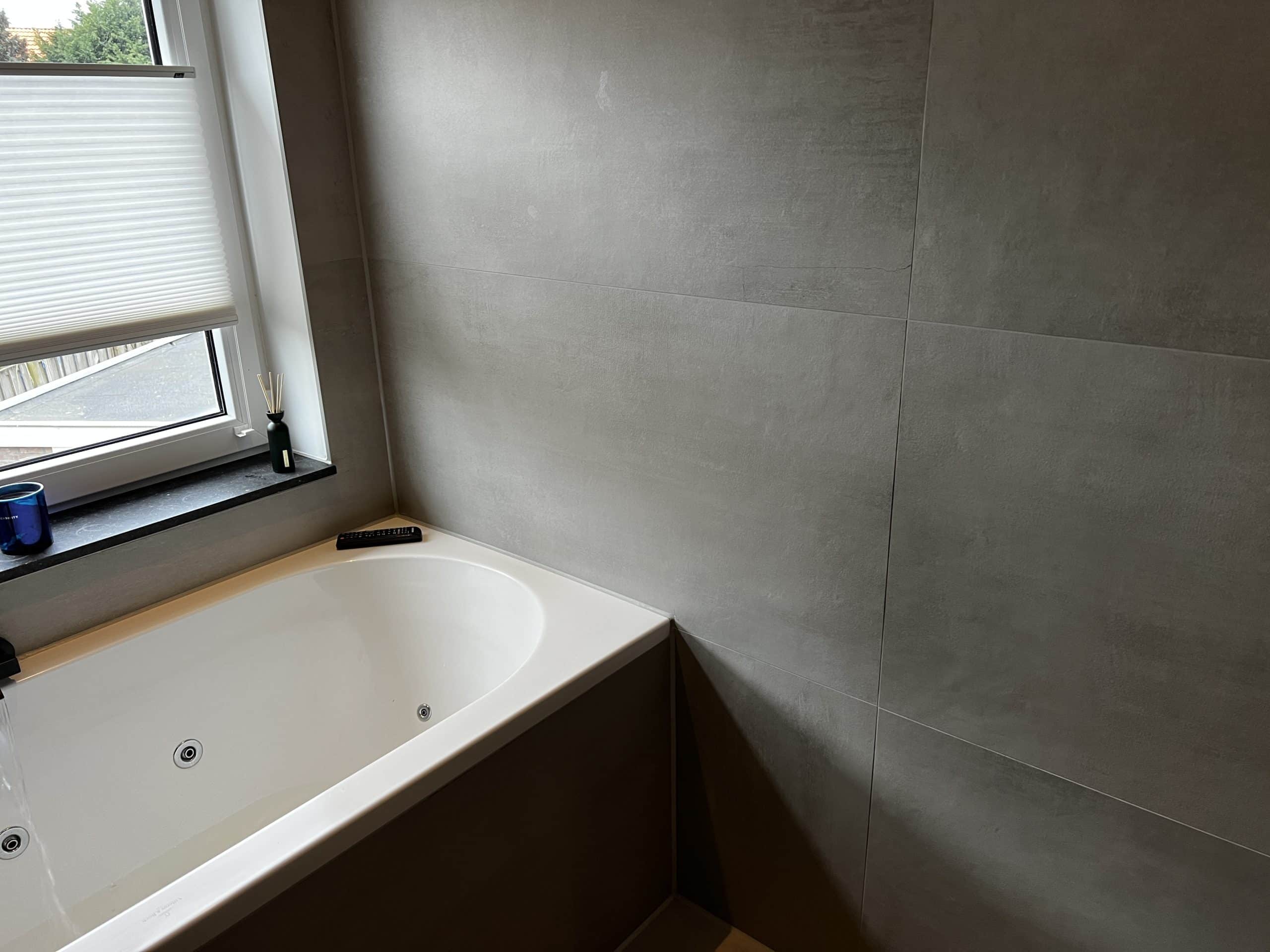 Badkamer met betonlook tegels