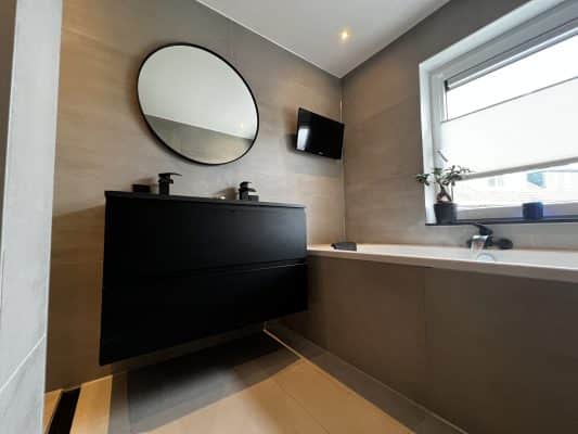 Betonlook tegels industriele badkamer inspiratie