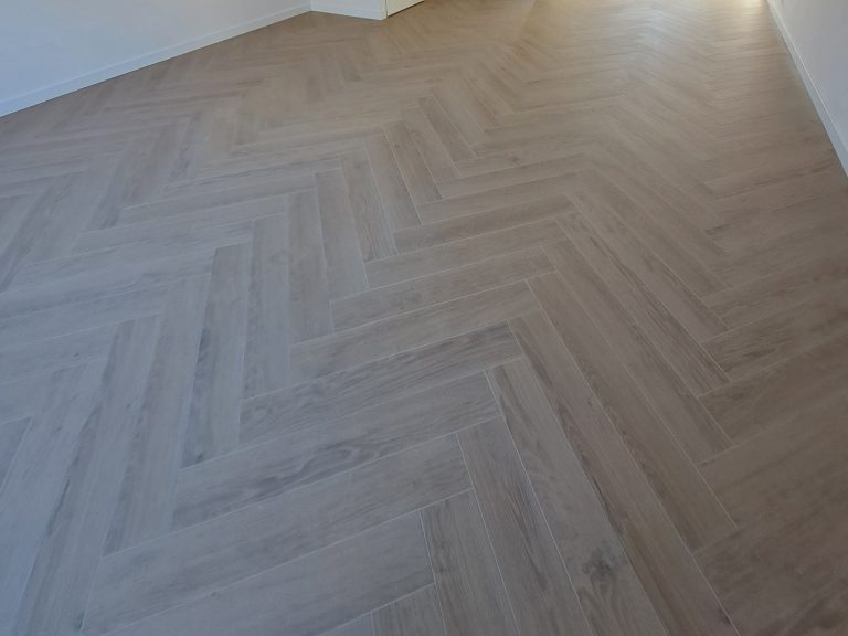 Woonkamer met visgraat houtlook tegels in Lisse