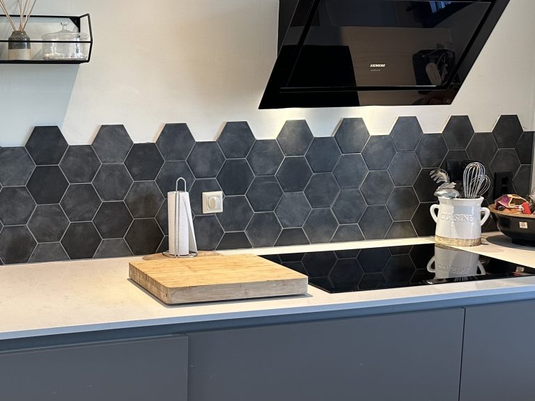 Mat zwarte hexagon tegels als keukenwand