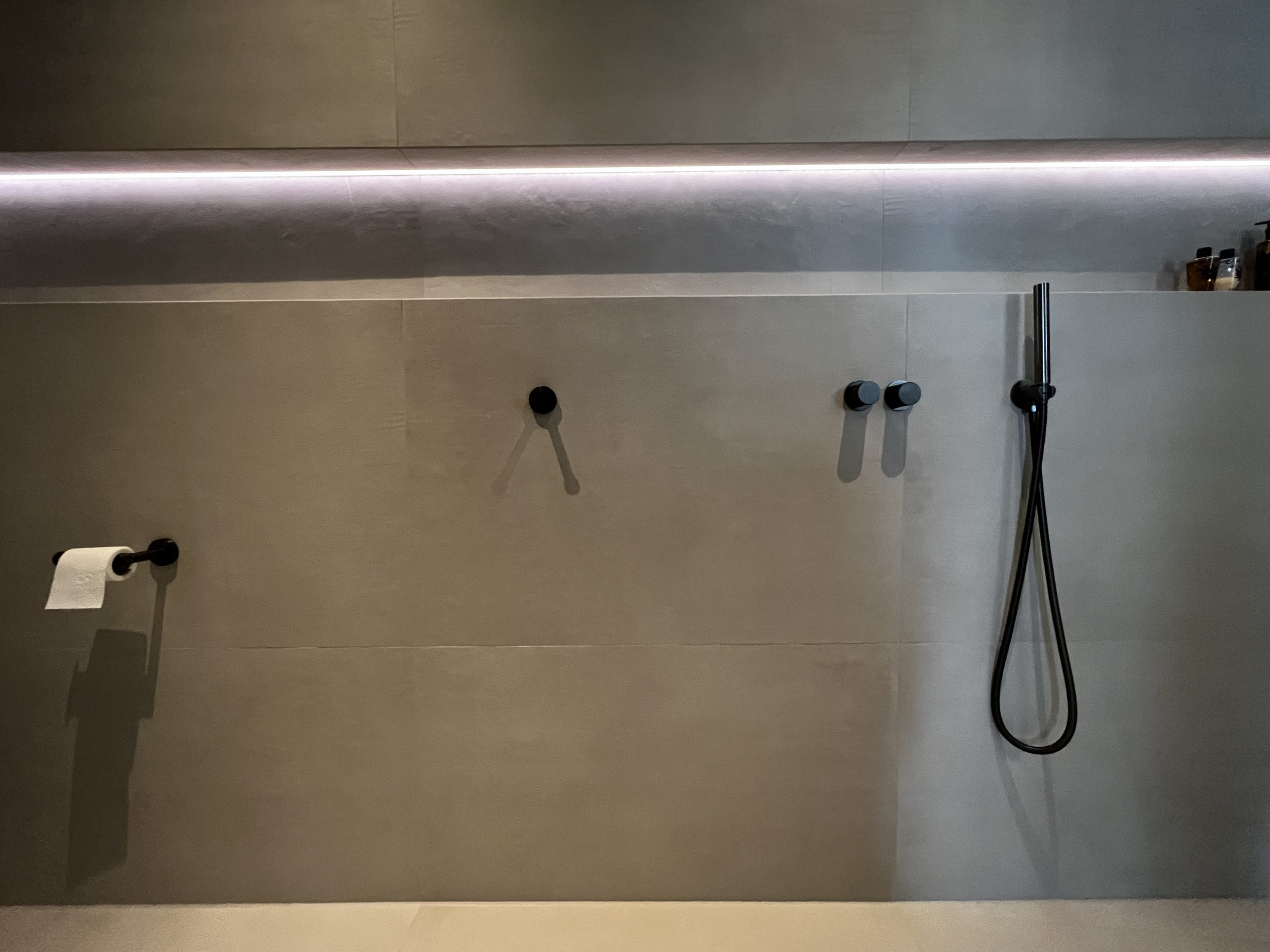 Badkamer wandtegels grijs betonlook