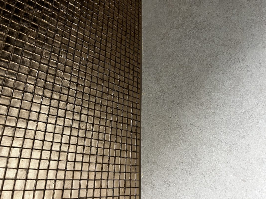 Licht goud mozaiek badkamer