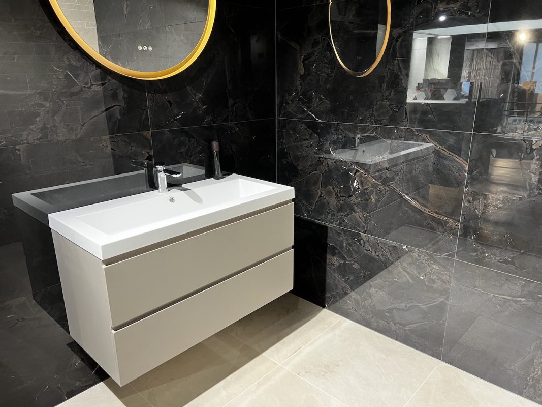 Marmerlook badkamer zwart goud