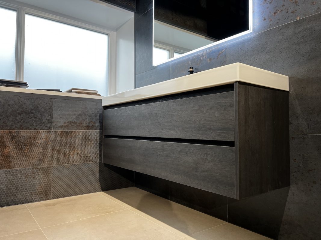 Metallook tegels badkamer