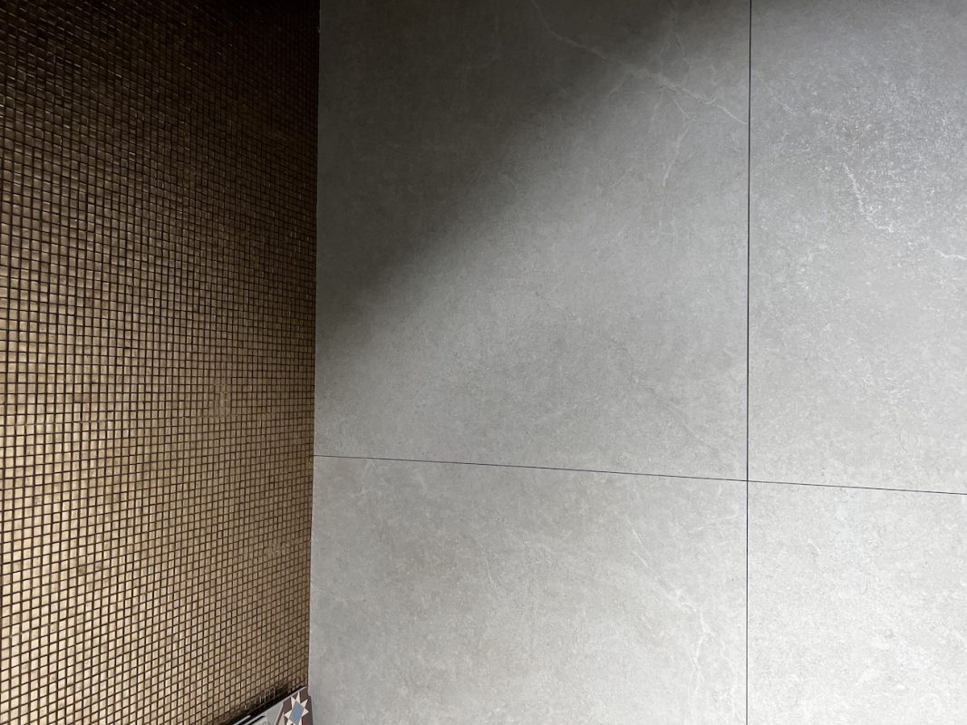 Mozaiek tegels badkamer goud beige