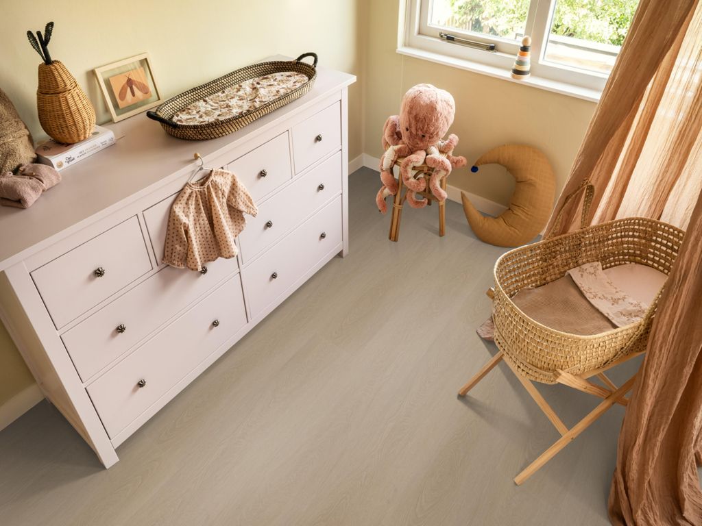 Ambiant Estino Smoky 152x23,8 Beige in een interieur, sfeerfoto 2