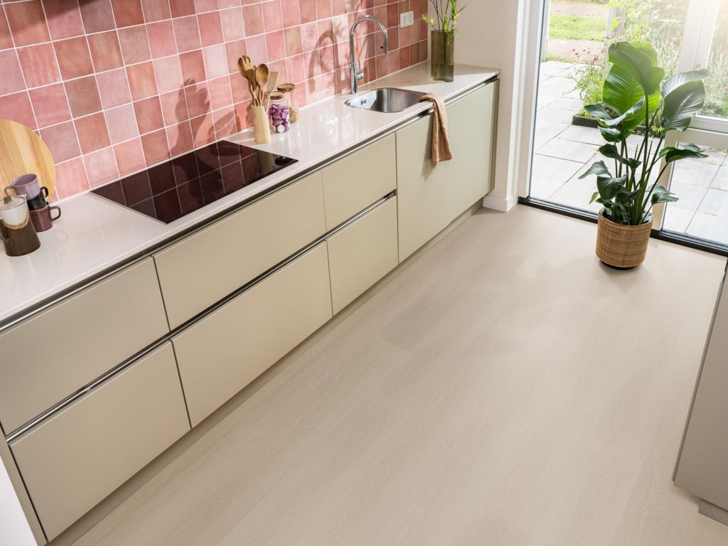 Ambiant Estino Smoky 152x23,8 Beige in een interieur, sfeerfoto 3