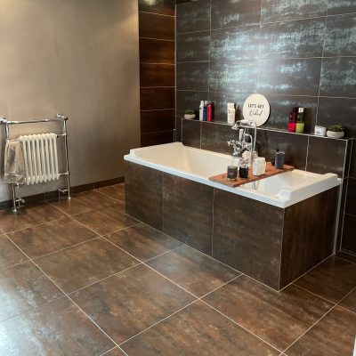 Badkamer keramische roest tegels bruin