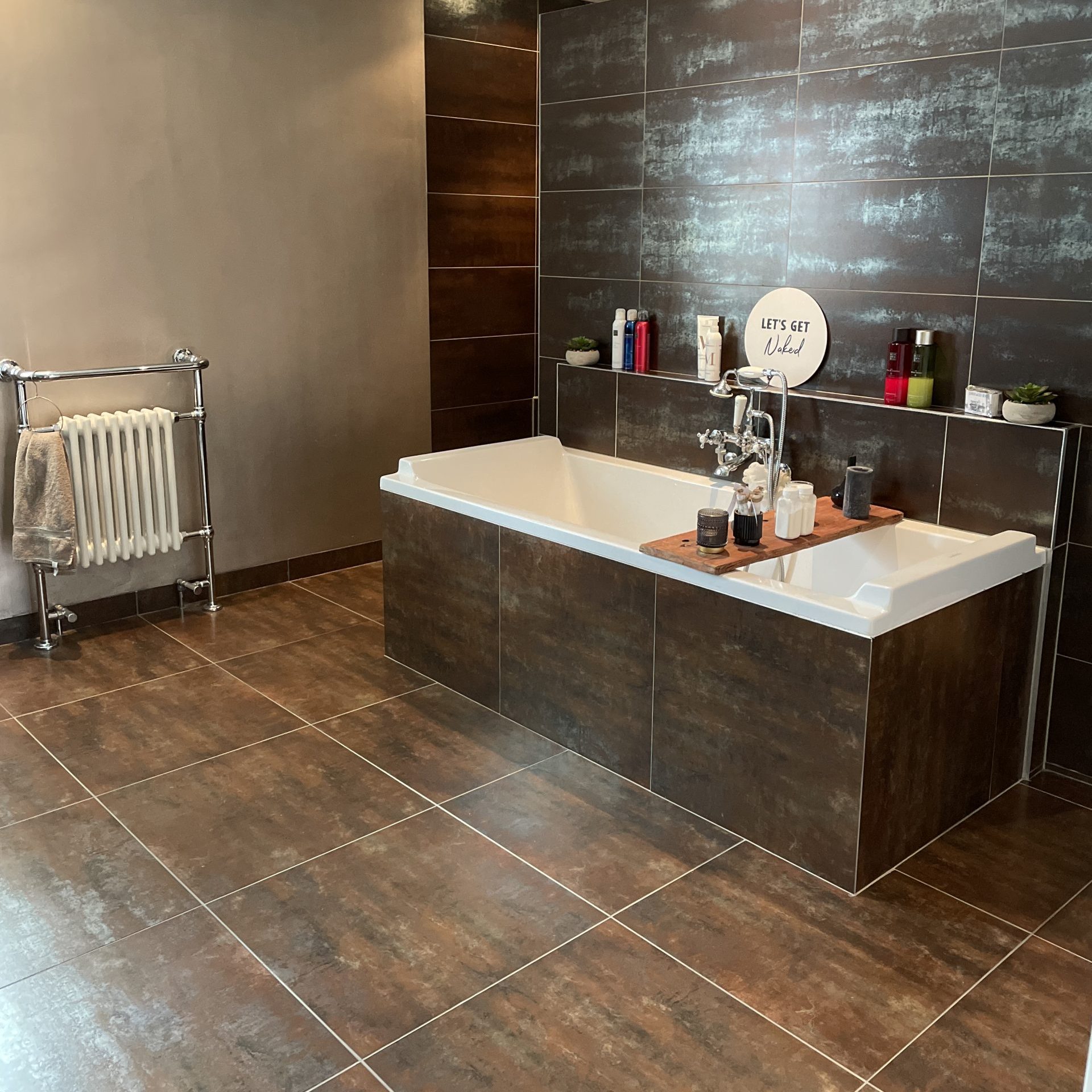 Badkamer keramische roest tegels bruin