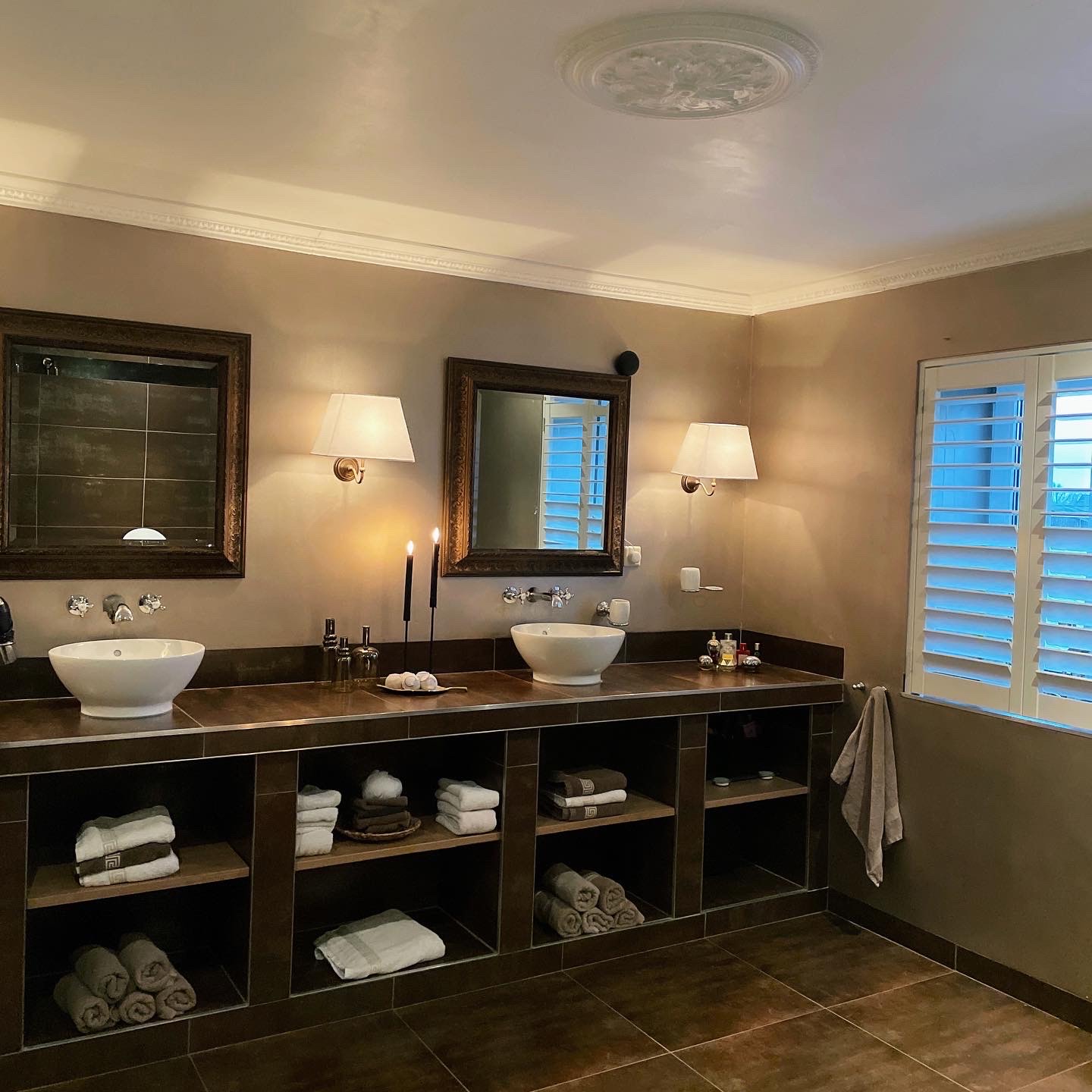 Metallook tegels badkamer metallic