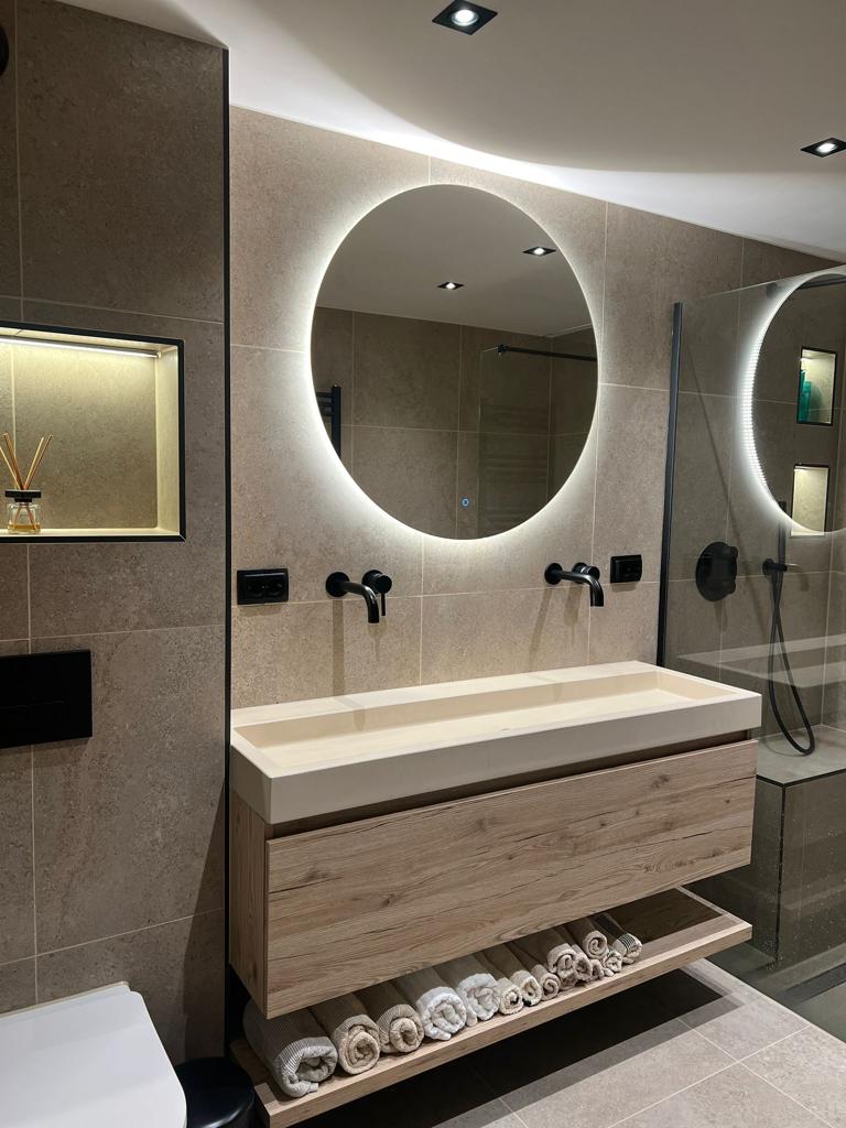 Luxe badkamerrenovatie met Limestone tegels
