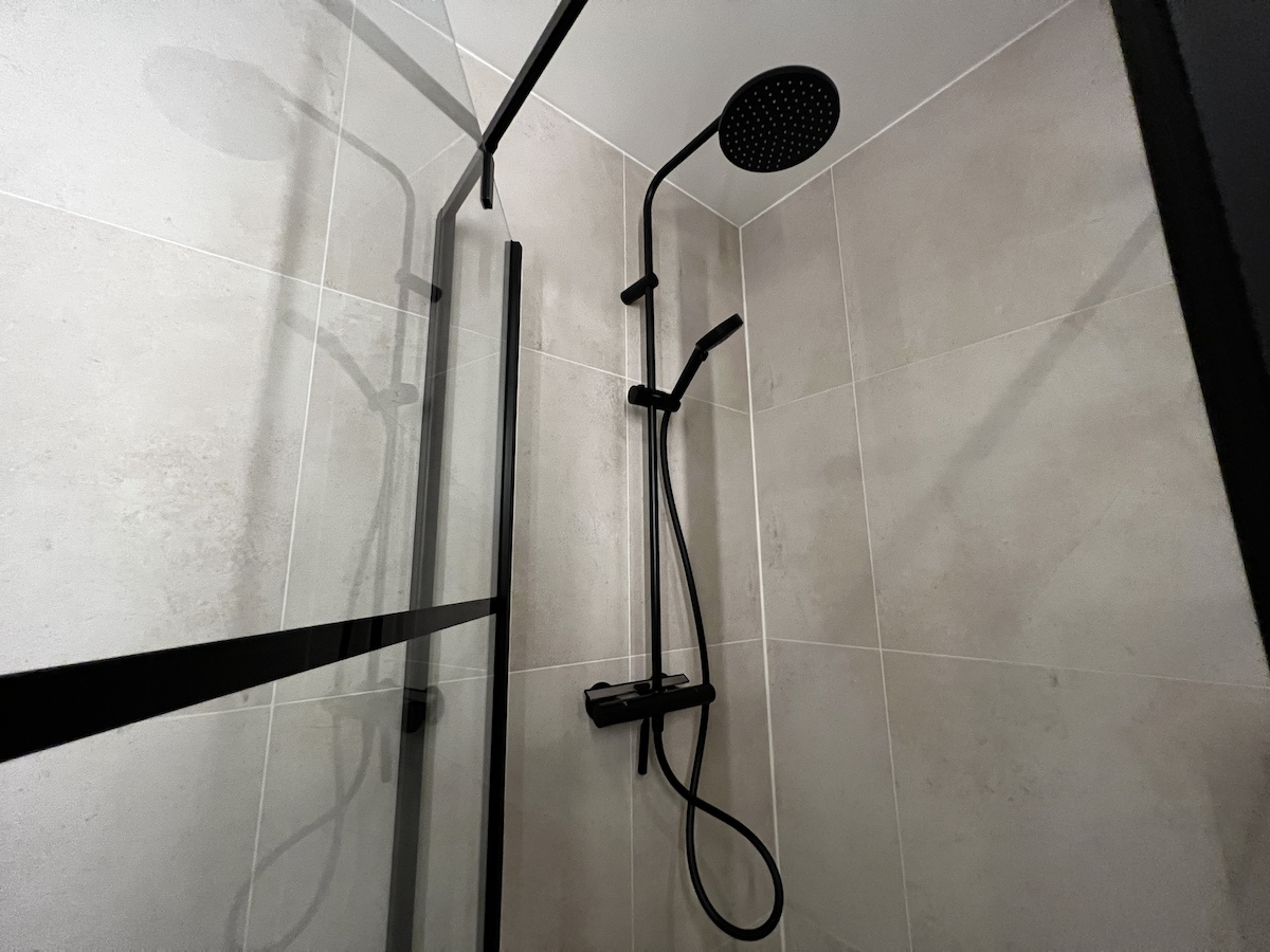 Keramische tegels douche creme lichtbruin