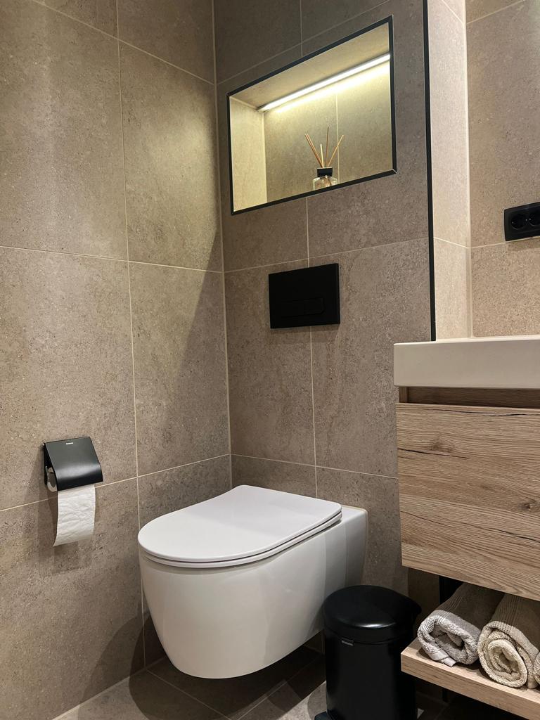 Toilet beige tegels creme nis