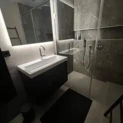 Badkamer grijze marmerlook betonlook tegels