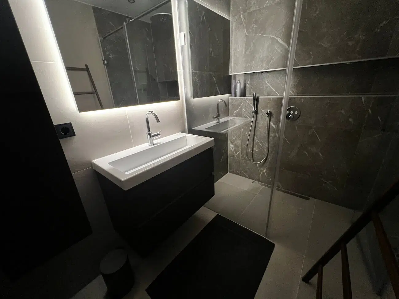 Badkamer grijze marmerlook betonlook tegels