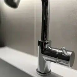 Kraan betonlook tegels badkamer