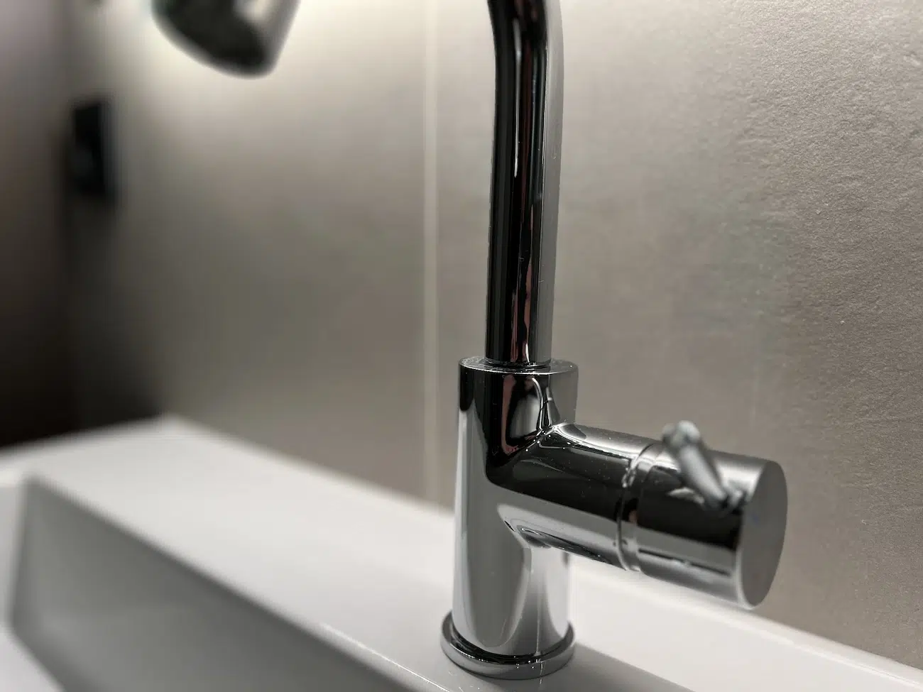 Kraan betonlook tegels badkamer