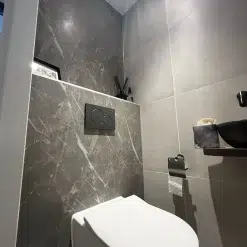 Toilet tegels grijze marmerlook tegels