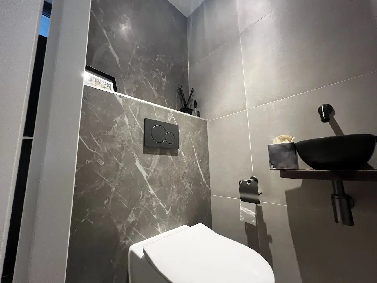 Toilet tegels grijze marmerlook tegels