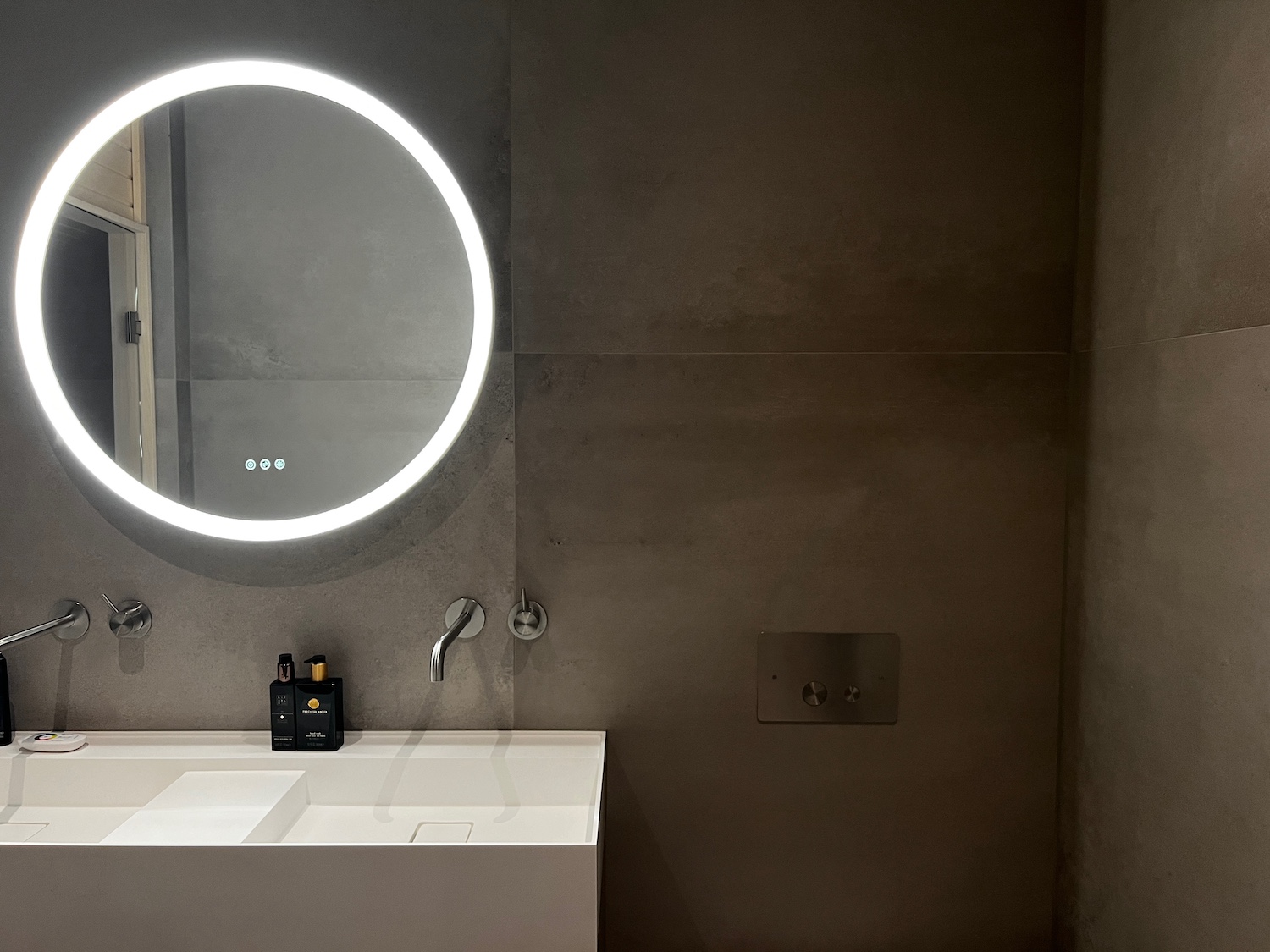 Badkamer betonlook wandtegels