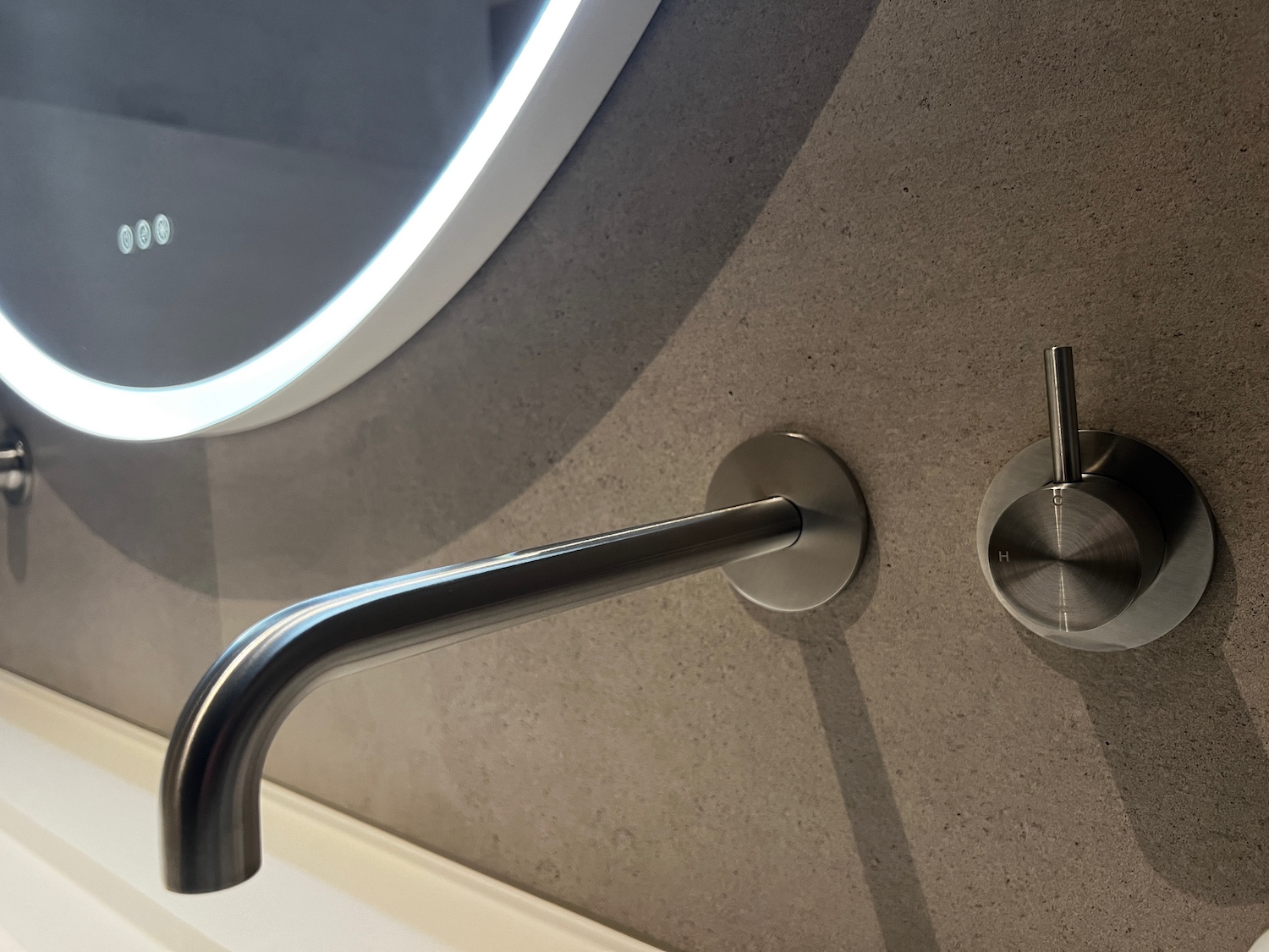 Beton tegels badkamer kraan