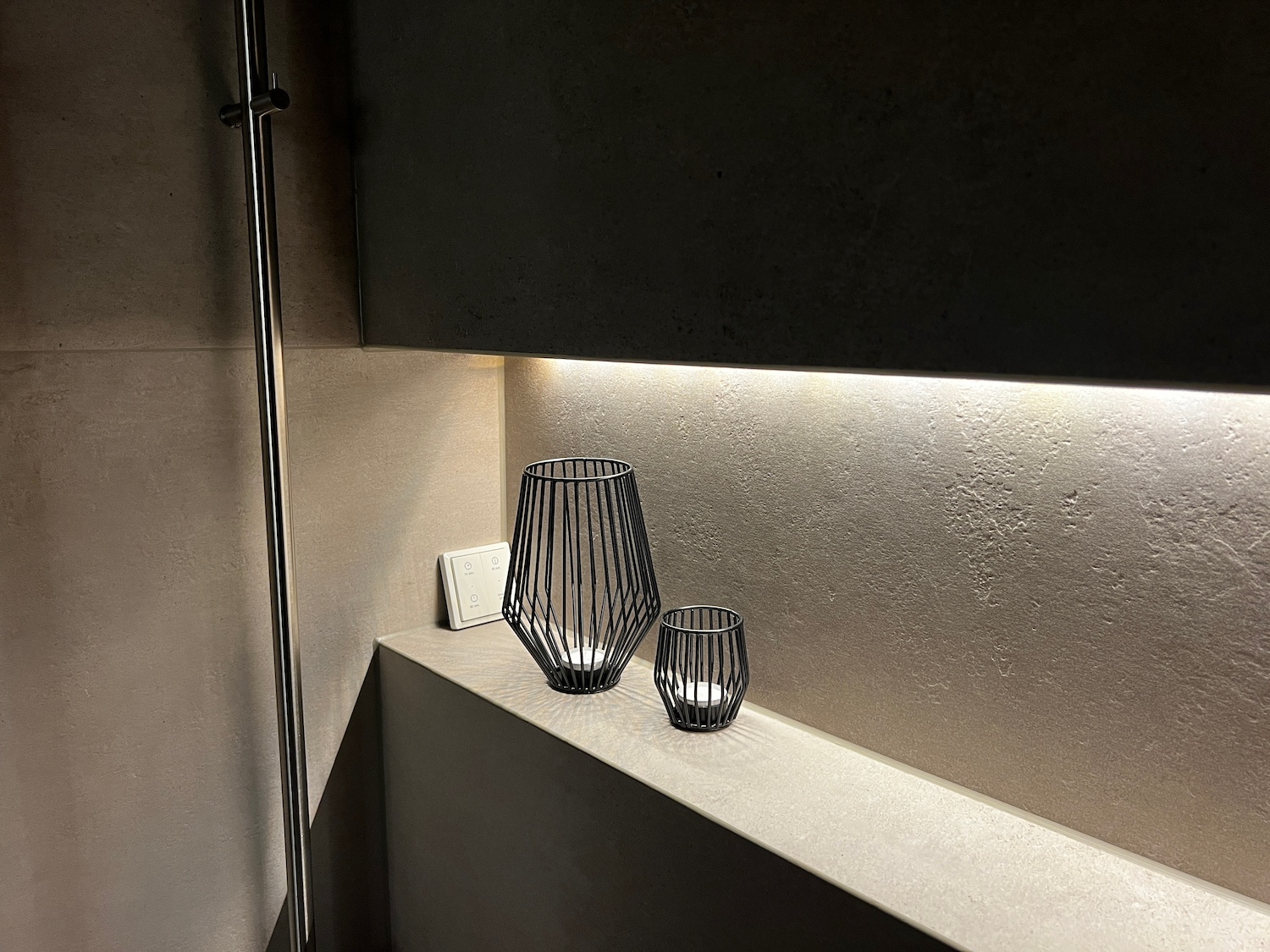Betonlook badkamertegels nis