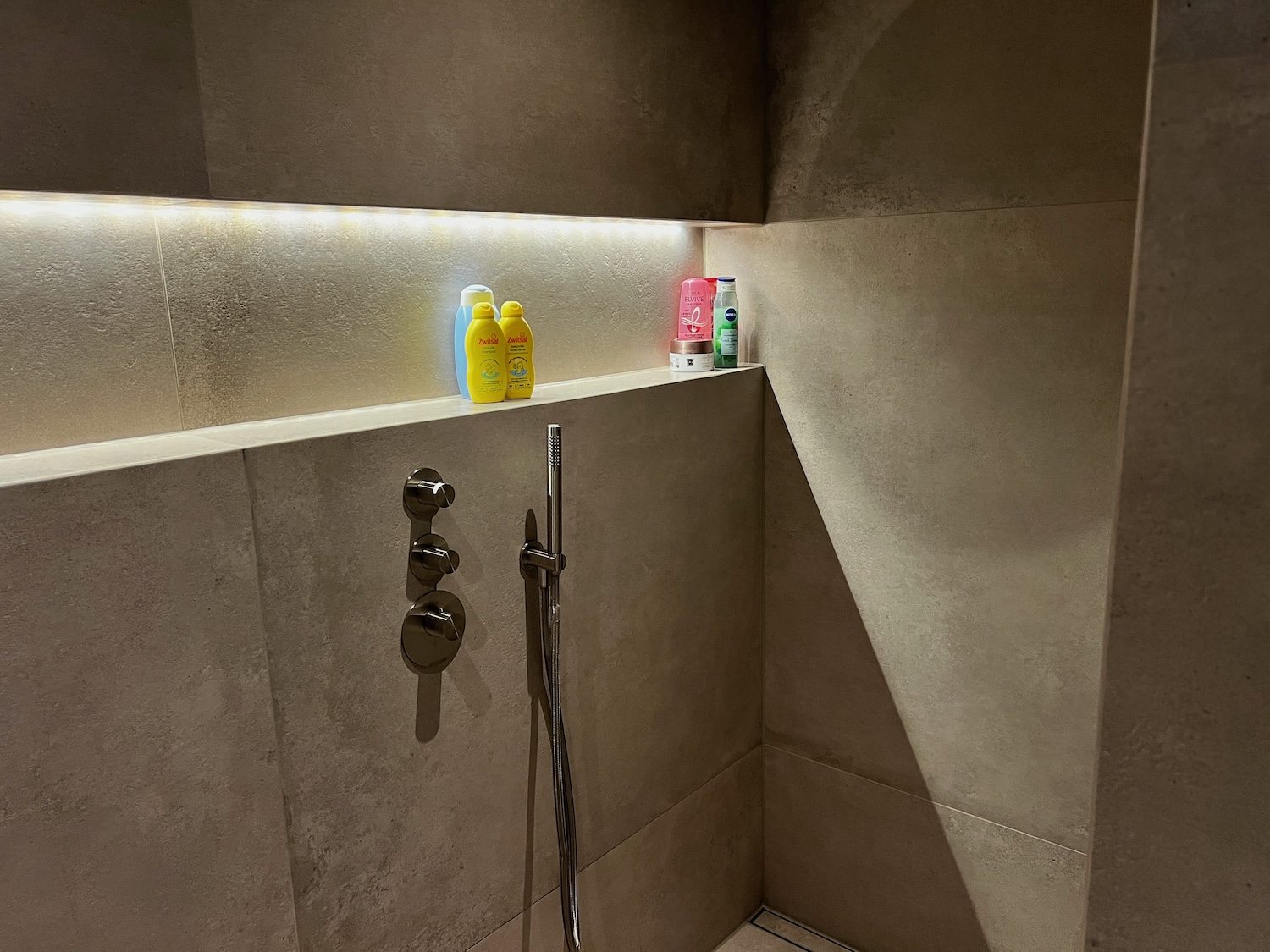 Betonlook nis badkamer industrieel