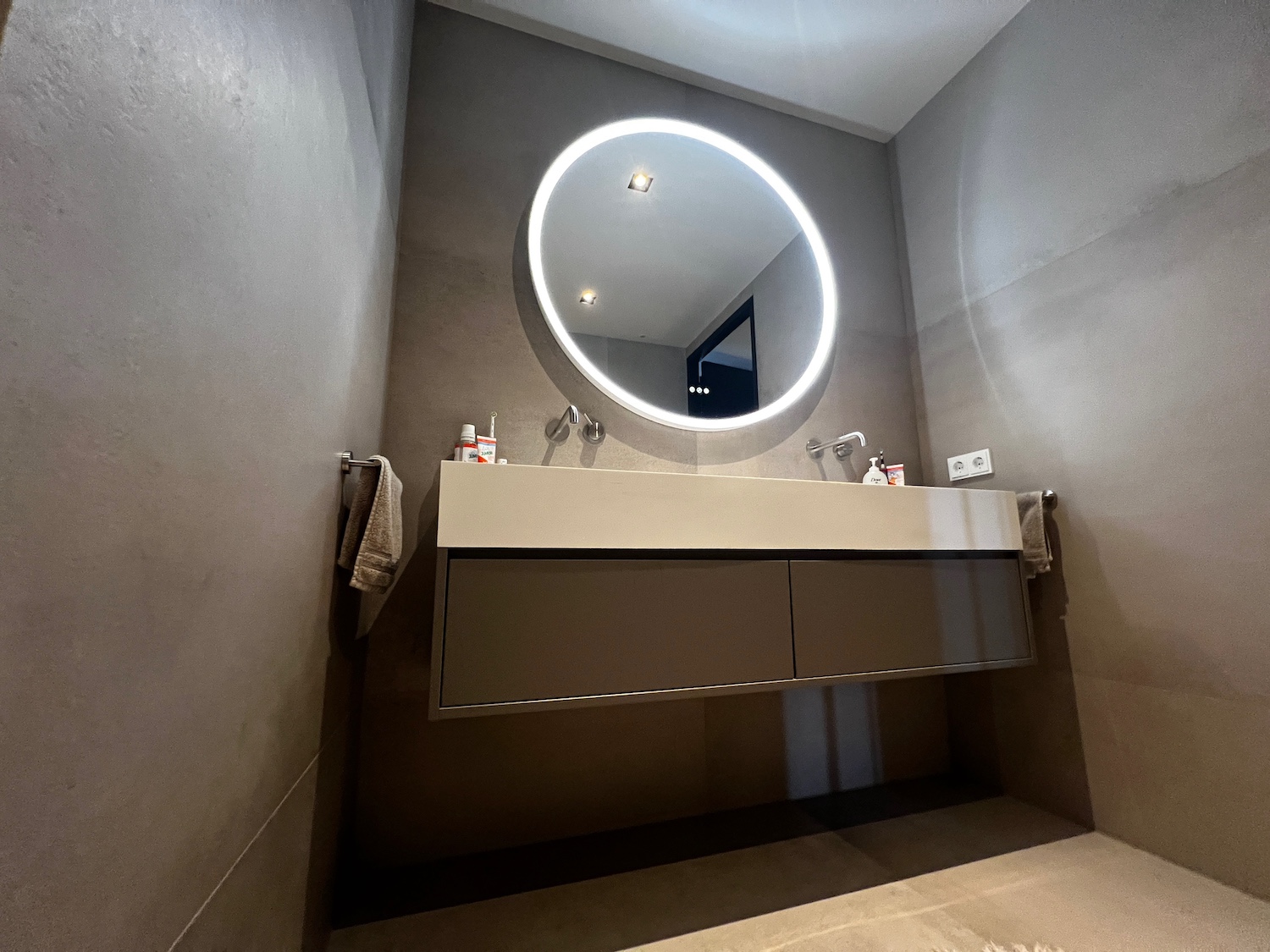 Betonlook tegels badkamer sanitair