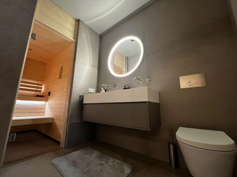 Verfijnde en industriële badkamer make-over met betonlook