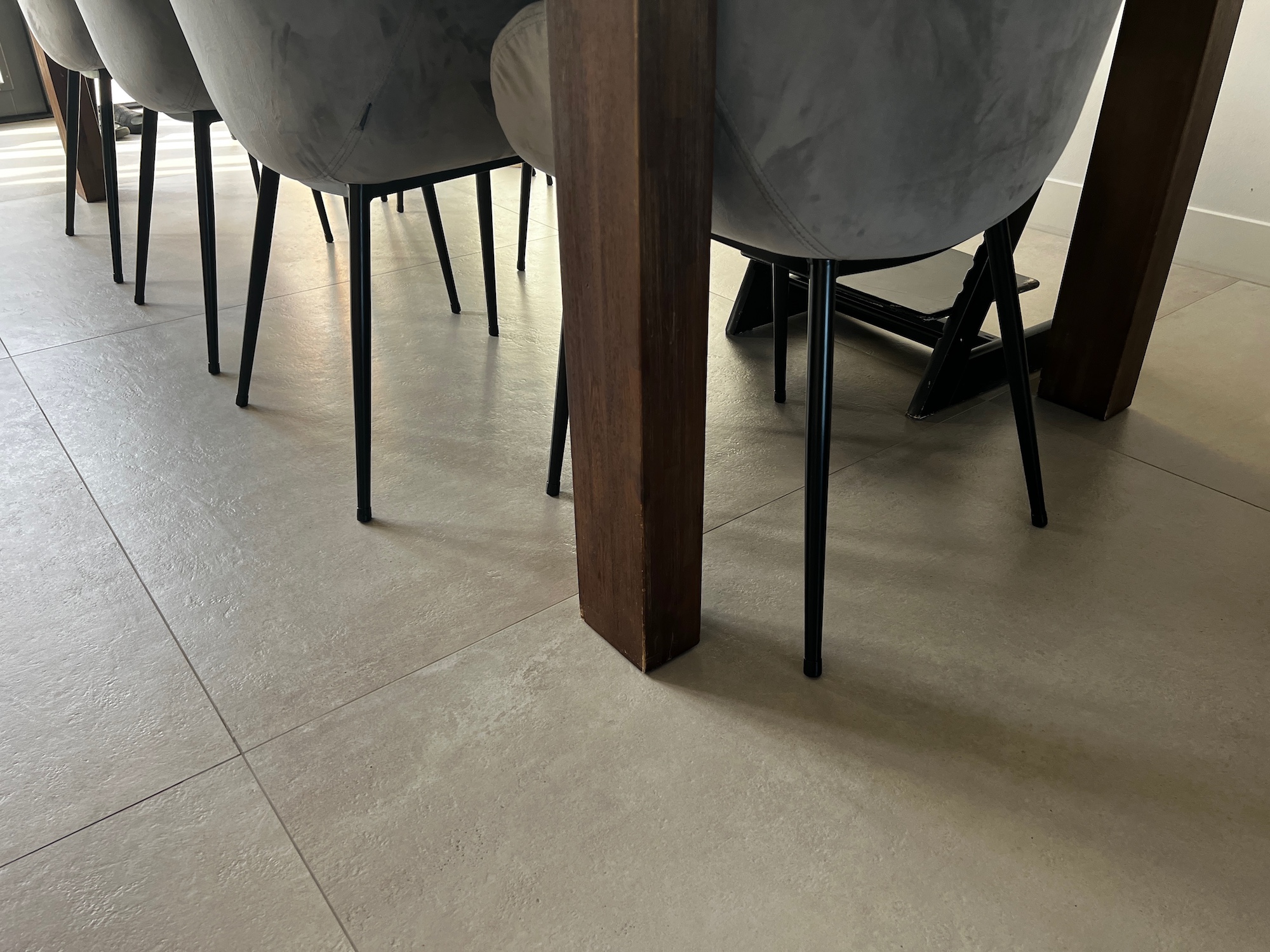 Betonlook tegels eetkamer