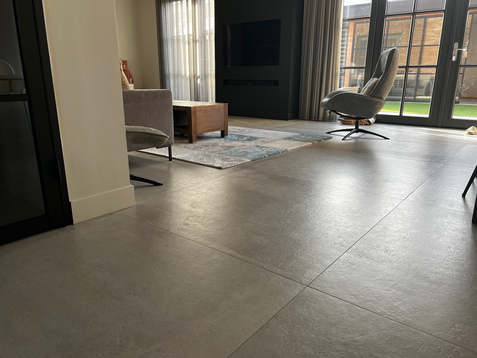 Woonkamer betonlook tegels 120x120