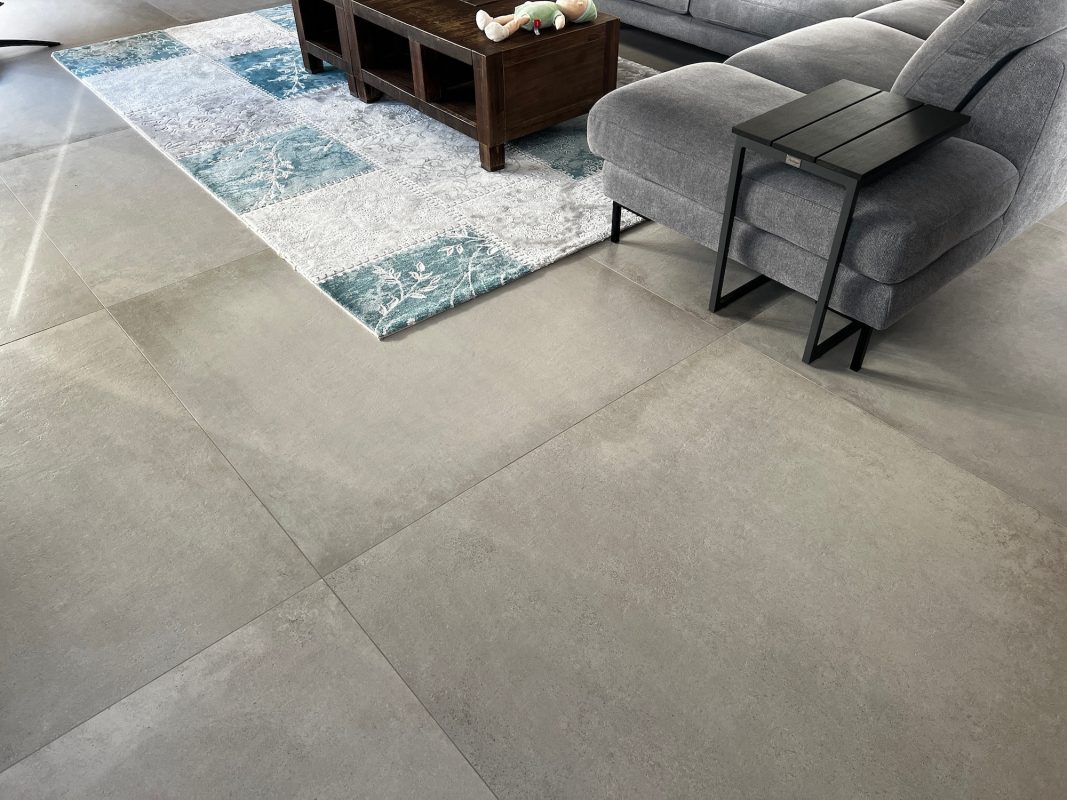 Woonkamer betonlook tegels 120x120 keramiek